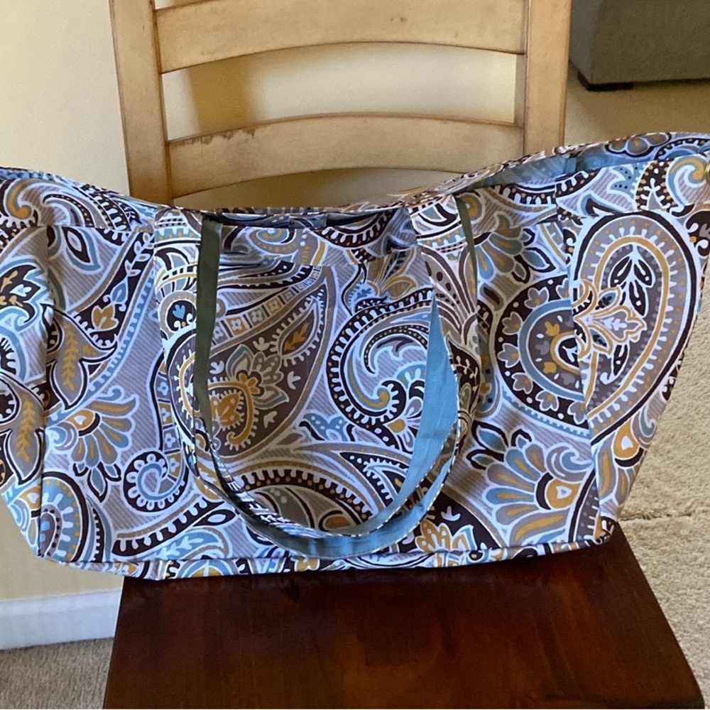 LIKE NEW THIRTY-ONE ROOMY TOTE, SUPER ROOMY! BLUE, WHITE & GOLD.